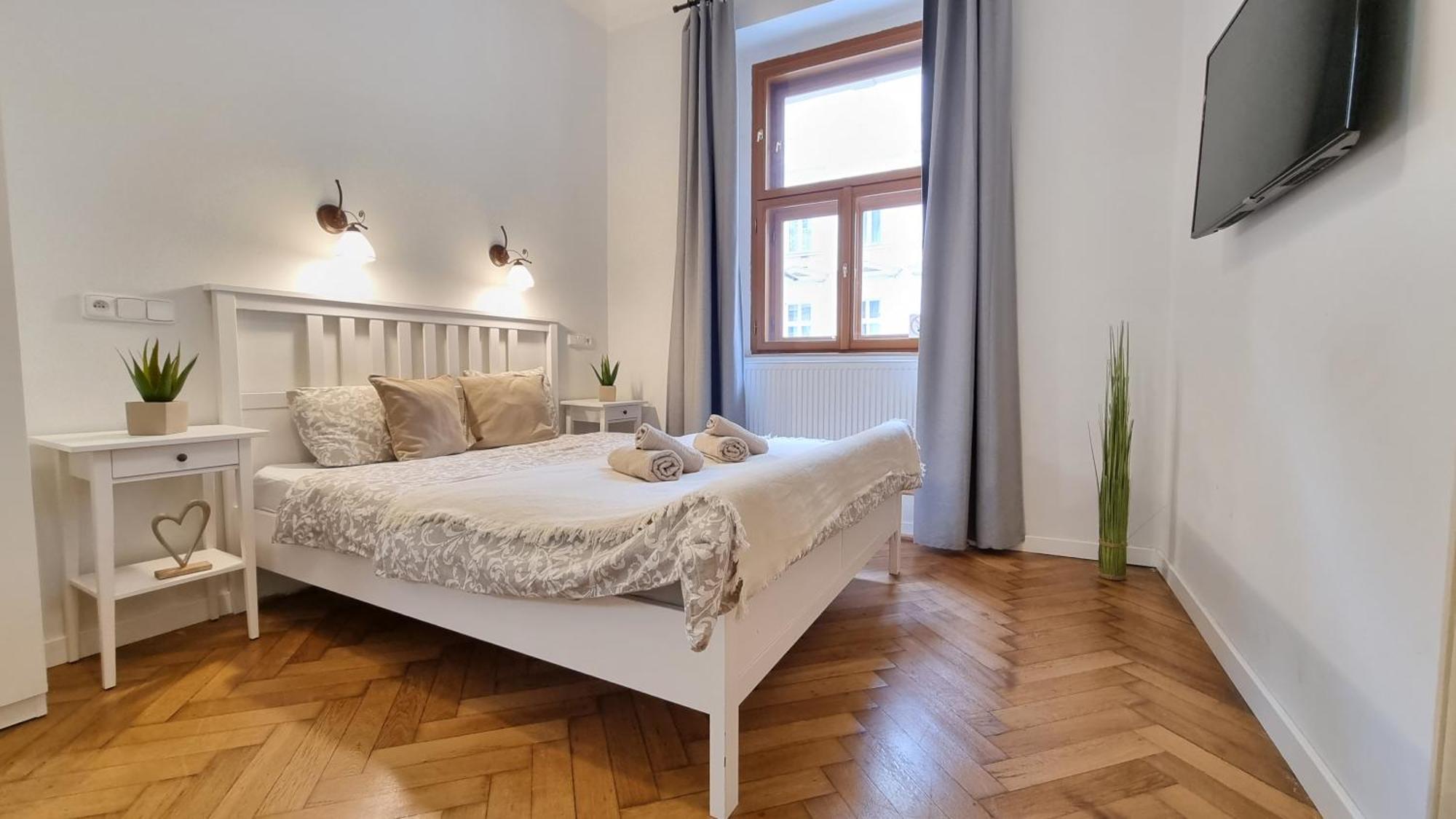 Finnem Rentals Florenc Praga Esterno foto